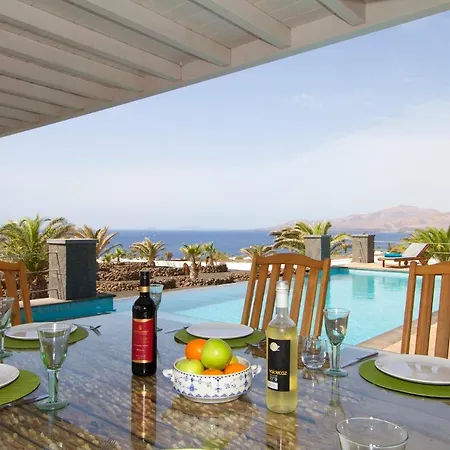 Villa Sleeps 6 With Pool *